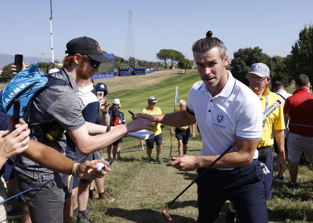 بيل على هامش بطولة جولف 