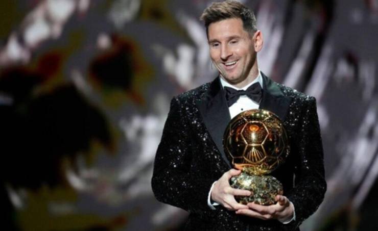 ميسي يحتفل بالكرة الذهبية السابعة