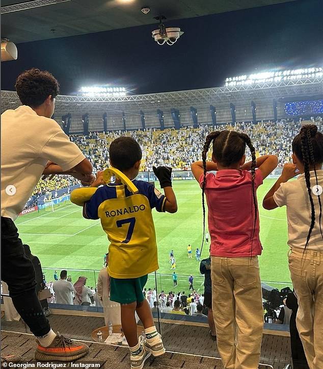 أولاد رونالدو يتابعون المباراة 