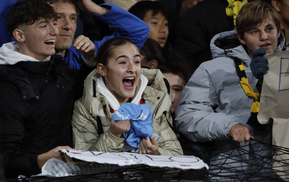 المشجعة تحصل على قميص هالاند 