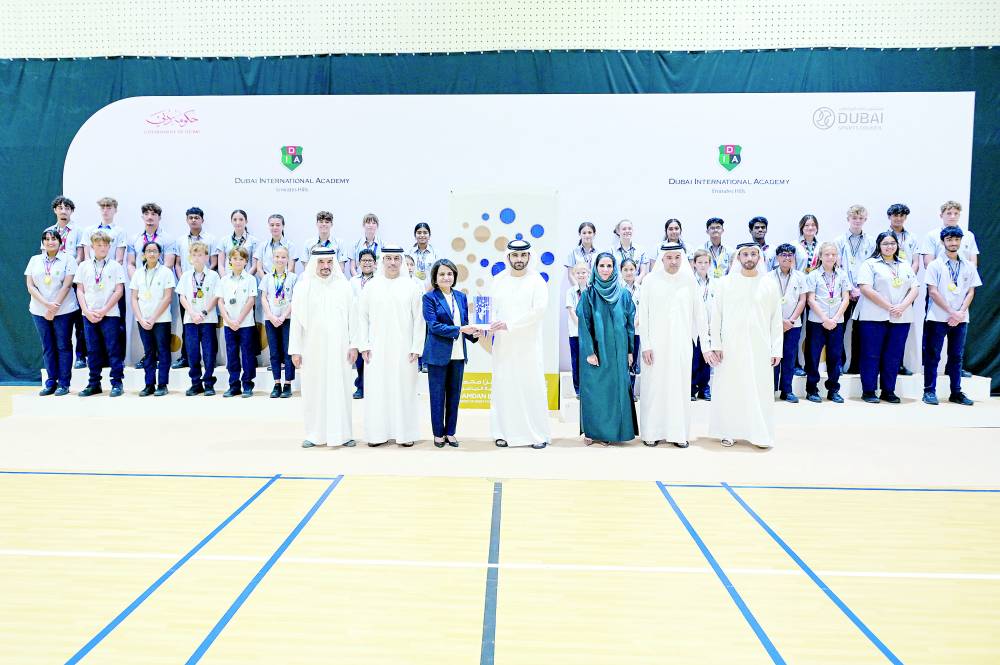 منصور بن محمد خلال تتويج المدارس الفائزة