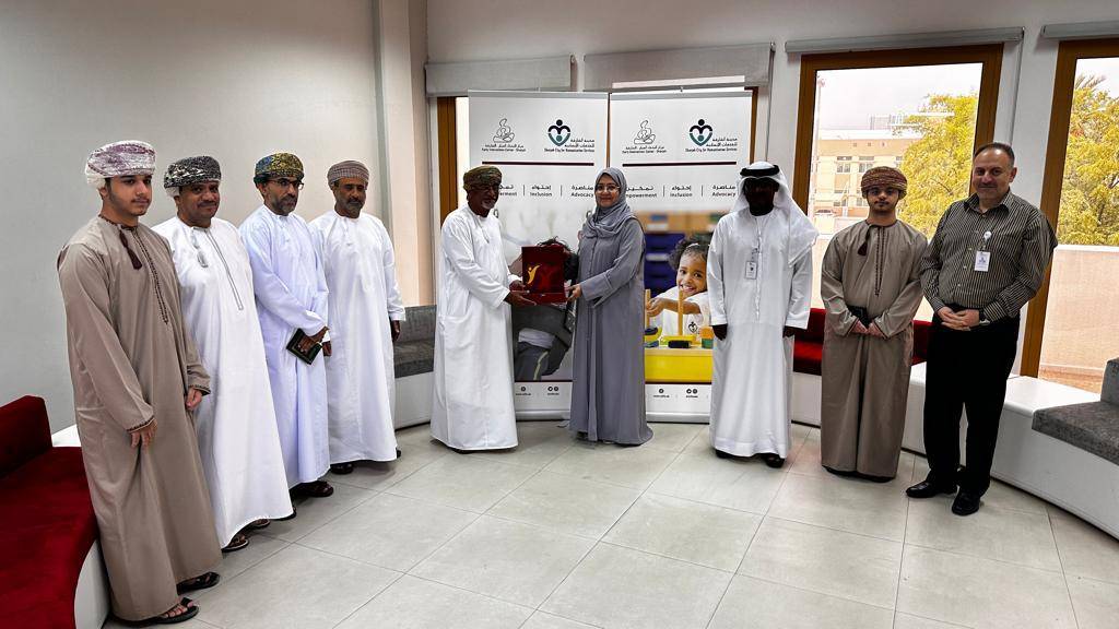 مني اليافعي خلال استقبال الوفد