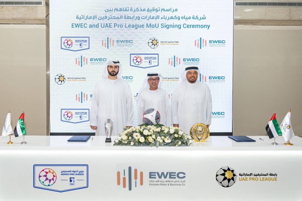  الجنيبي والحمادي والكعبي بعد توقيع الاتفاقية