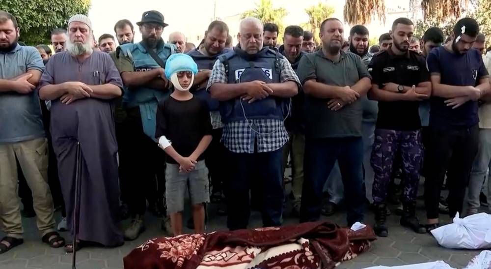 الدحدوح يؤدي صلاة الجنازة على زوجته وابنه وابنته في المستشفى