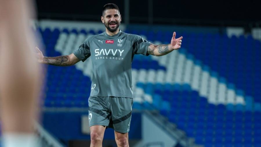 الهلال يستضيف أهلي جدة في قمة منتظرة