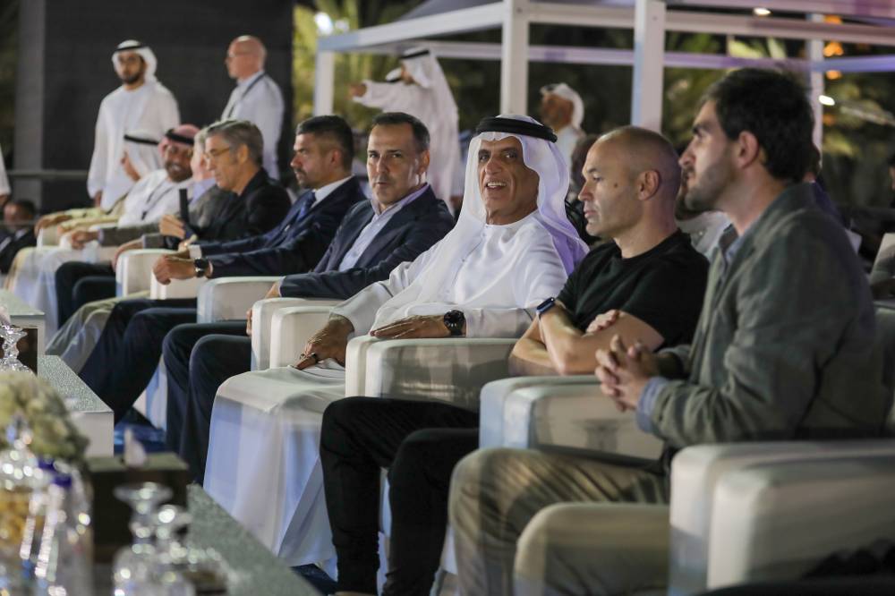 سعود بن صقر خلال حضوره حفل الافتتاح وإلى جانبه إنييستا