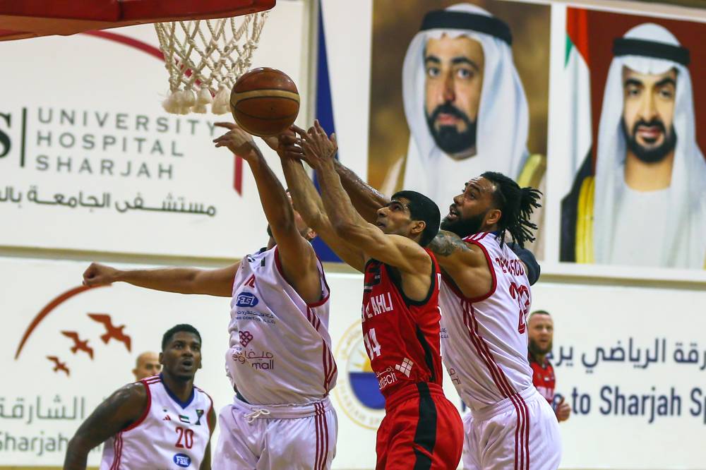 
سلة الشارقة وشباب الأهلي بالدوري / محمد شعلان