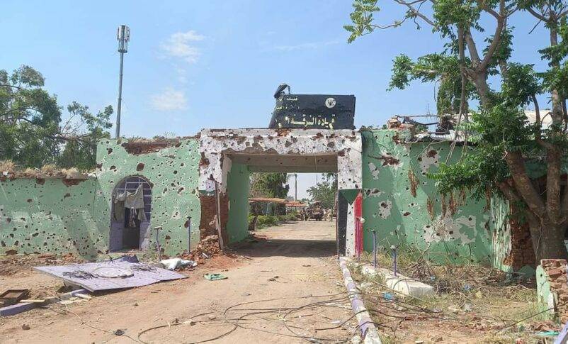 من آثار الاشتباكات أمام مقر الفرقة 16 التابعة للجيش السوداني بمدينة نيالا 