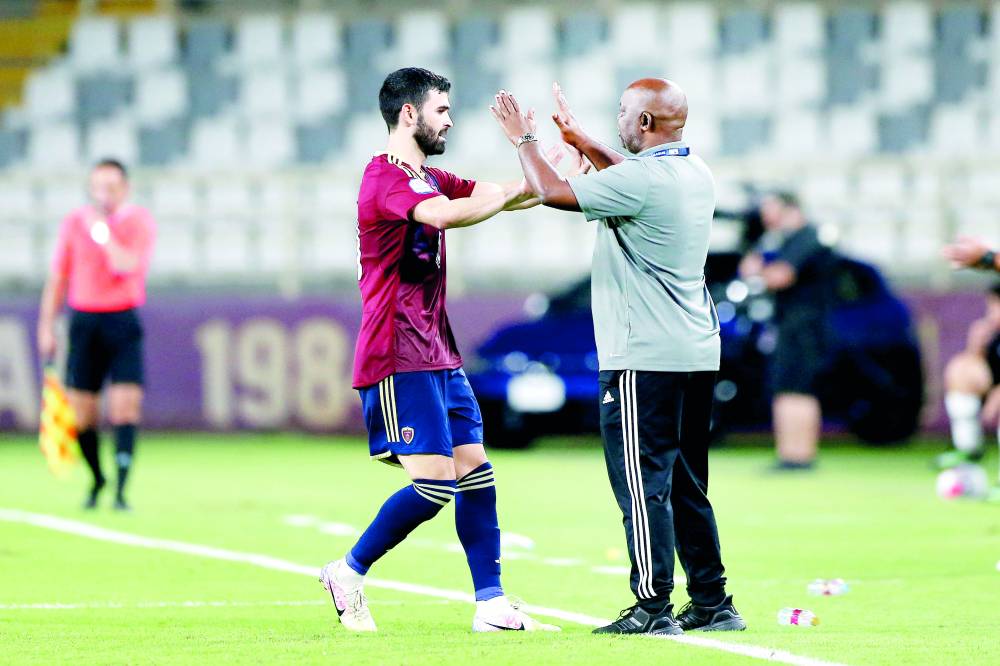 موسيماني يهنئ خريبين على هدفه( تصوير: محمد السماني)