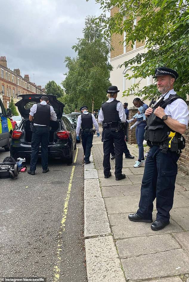 بيانكا تحمل طفلتها أثناء تفتيش السيارة