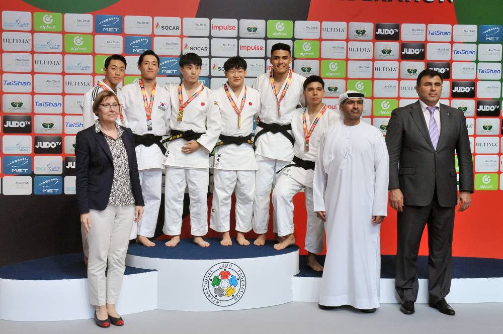 أحمد البلوشي بتوج منتخب اليابان بطل اليوم الأول (تصوير: عصام حمزة)