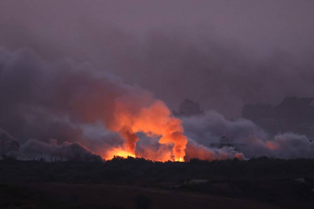  اندلاع حريق جراء القصف الإسرائيلي لشمال قطاع غزة (ا ب) 