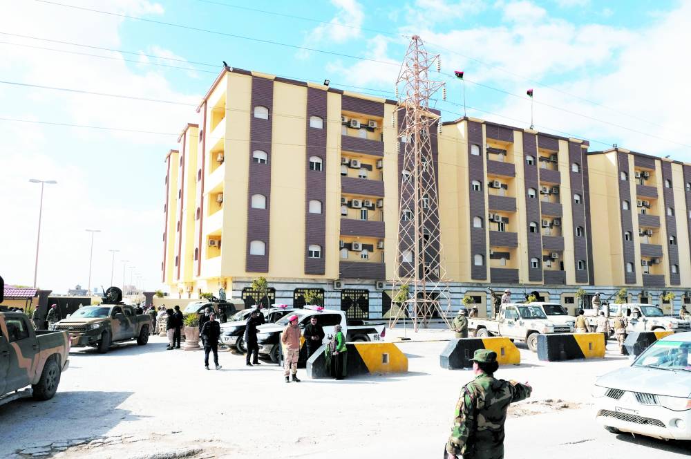 قوات أمنية أمام مبنى البرلمان الليبي في طبرق (رويترز)