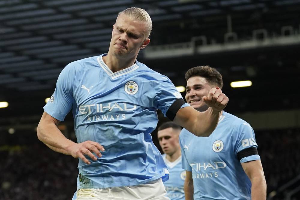 هالاند يحتفل بأحد هدفيه