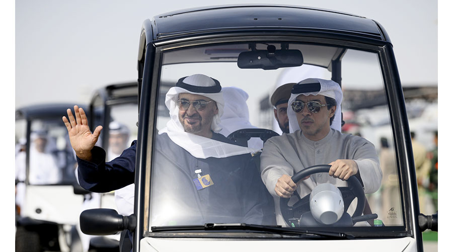 محمد بن زايد ومنصور بن زايد خلال جولتهما في معرض الطيران 