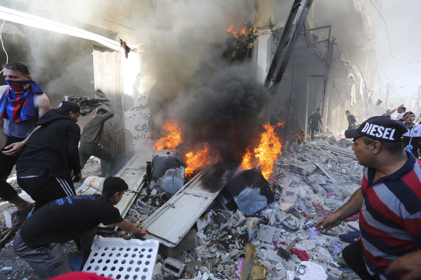 فلسطينيون يبحثون عن ناجين بعد غارة إسرائيلية على رفح