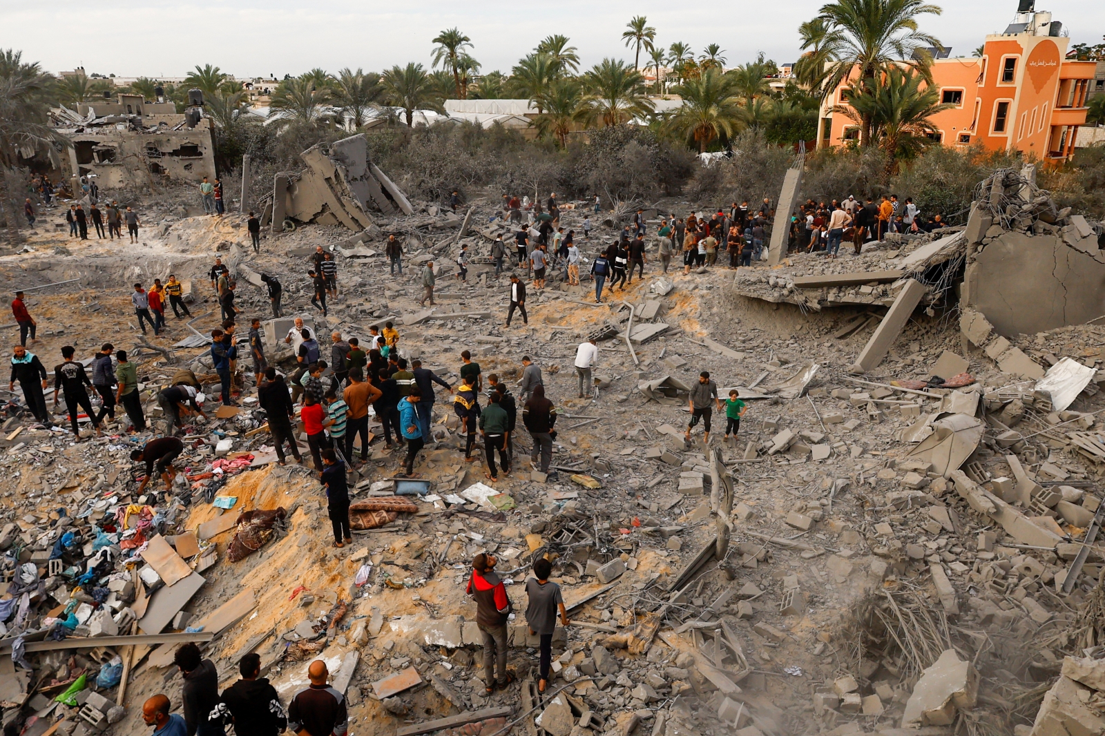 دمار هائل خلفته غارة إسرائيلية على منزل في خان يونس