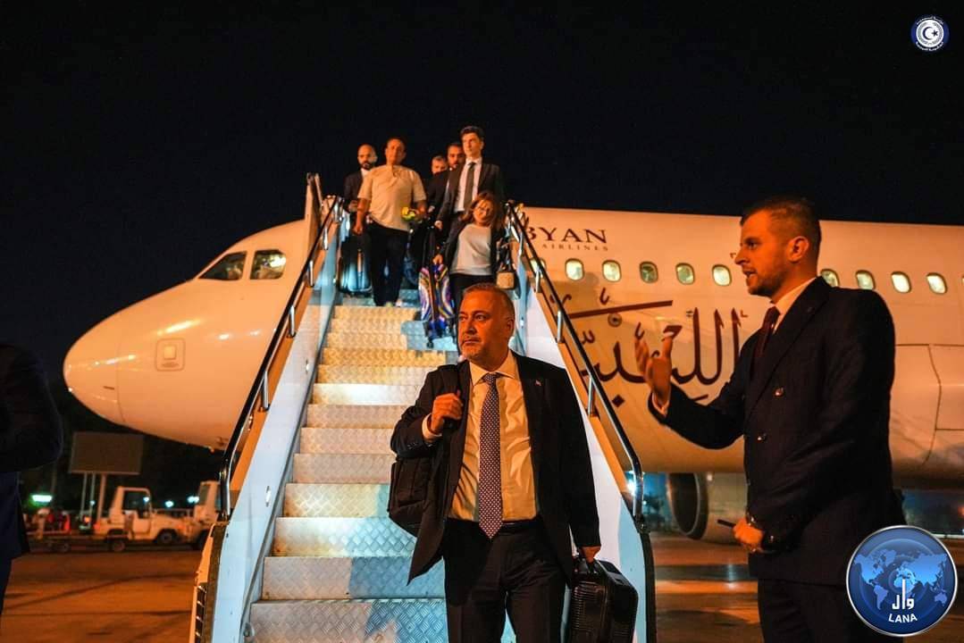 نائب وزير الخارجية التركي والسفير التركي لدى ليبيا خلال وصولهما إلى بنغازي (وال)