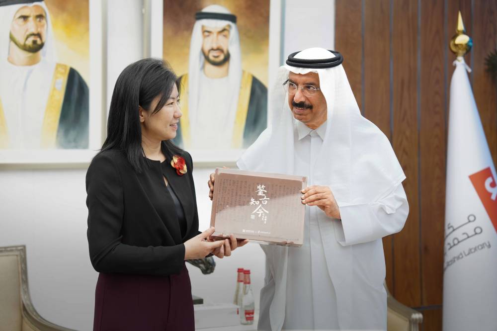 محمد المر وهو رُي جوان خلال اللقاء