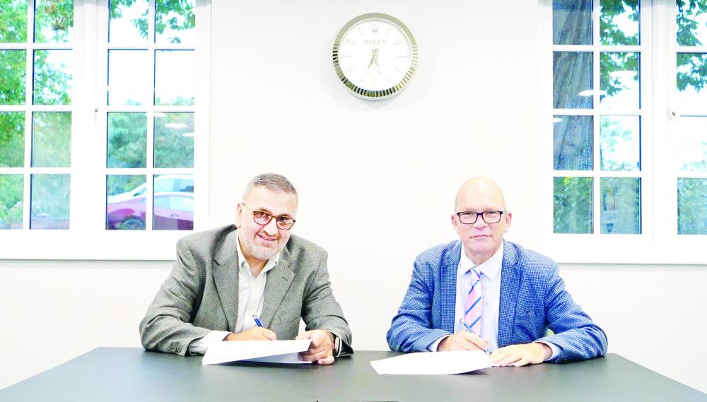 عارف العواني وجاي كينينجز يوقعان الاتفاقية