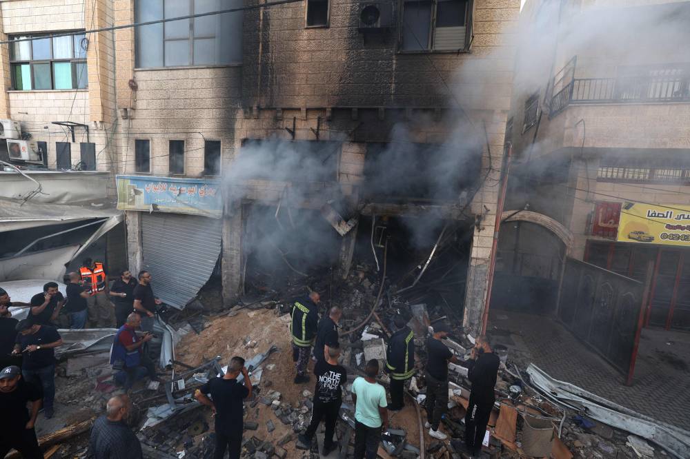 آثار الدمار الذي خلفه القصف الإسرائيلي بمخيم جنين
(أ ف ب)