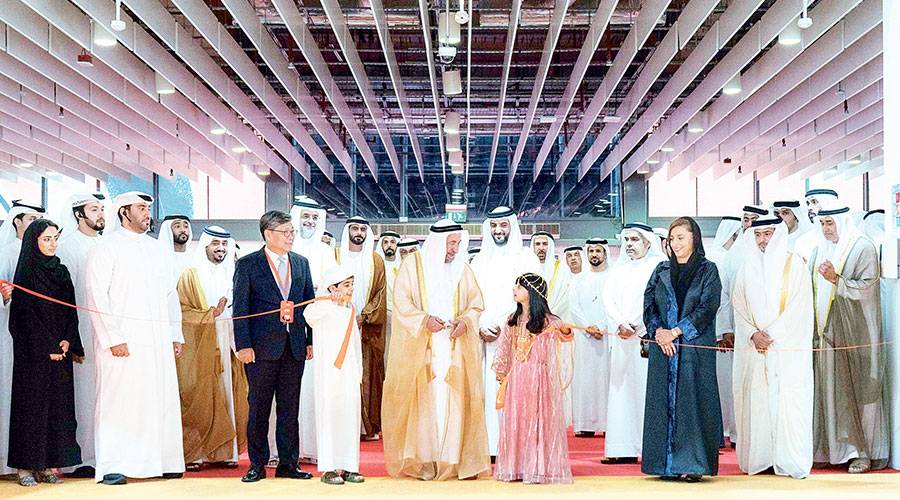  سلطان يقص الشريط التقليدي بحضور ولي عهد الشارقة وسلطان بن أحمد ونهيان بن مبارك والشيخة بدور وسالم بن خالد وأحمد العامري وممثل كوريا الجنوبية  