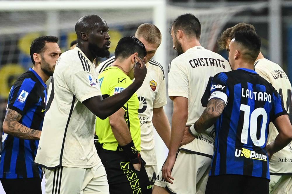 المدير الرياضي للإنتر يتهم لوكاكو بـ«قلة الاحترام»