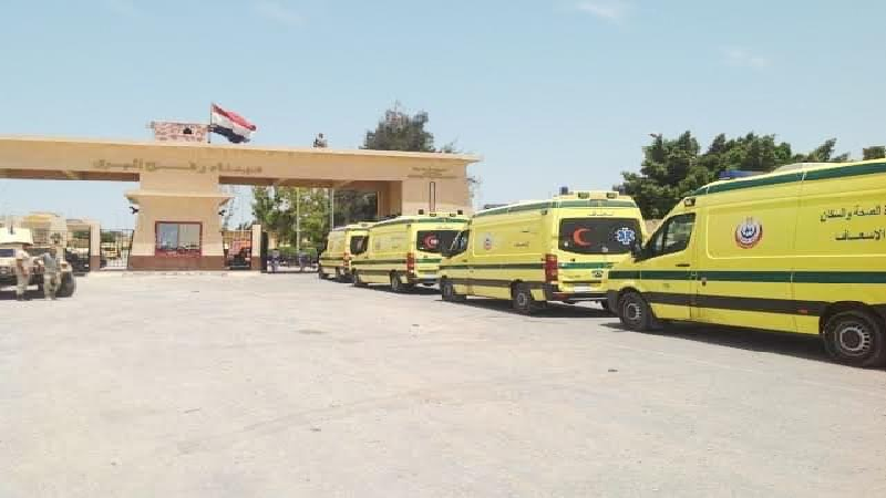 مصر تواصل نقل مصابين من غزة إلى مستشفياتها