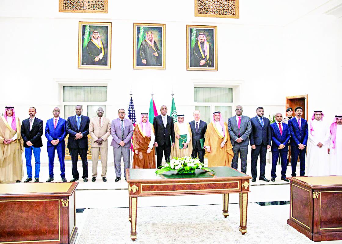 الوفدان السودانيان مع الميسرين «السعودية والولايات المتحدة» خلال جولة مفاوضات سابقة