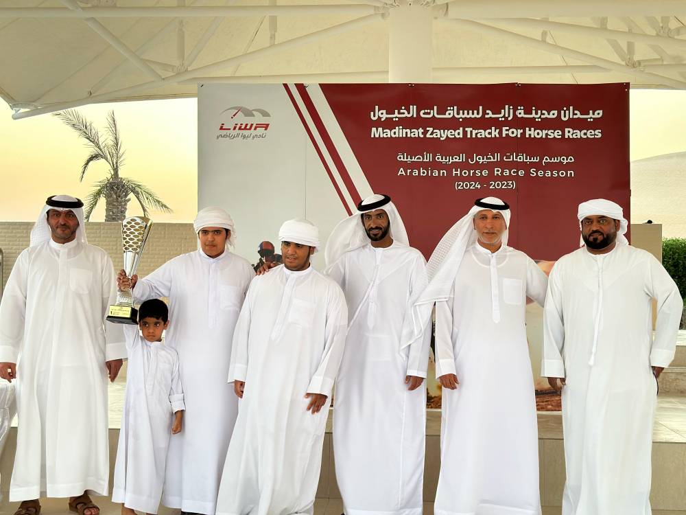  المزروعي والمهيري والظاهري خلال تتويج بطل أحد الأشواط 