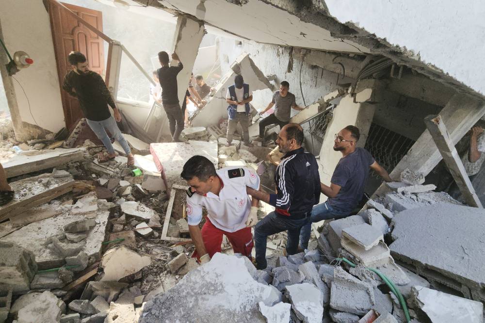 فلسطينيون يبحثون عن ناجين بين الأنقاض بعد غارة على مخيم البريج