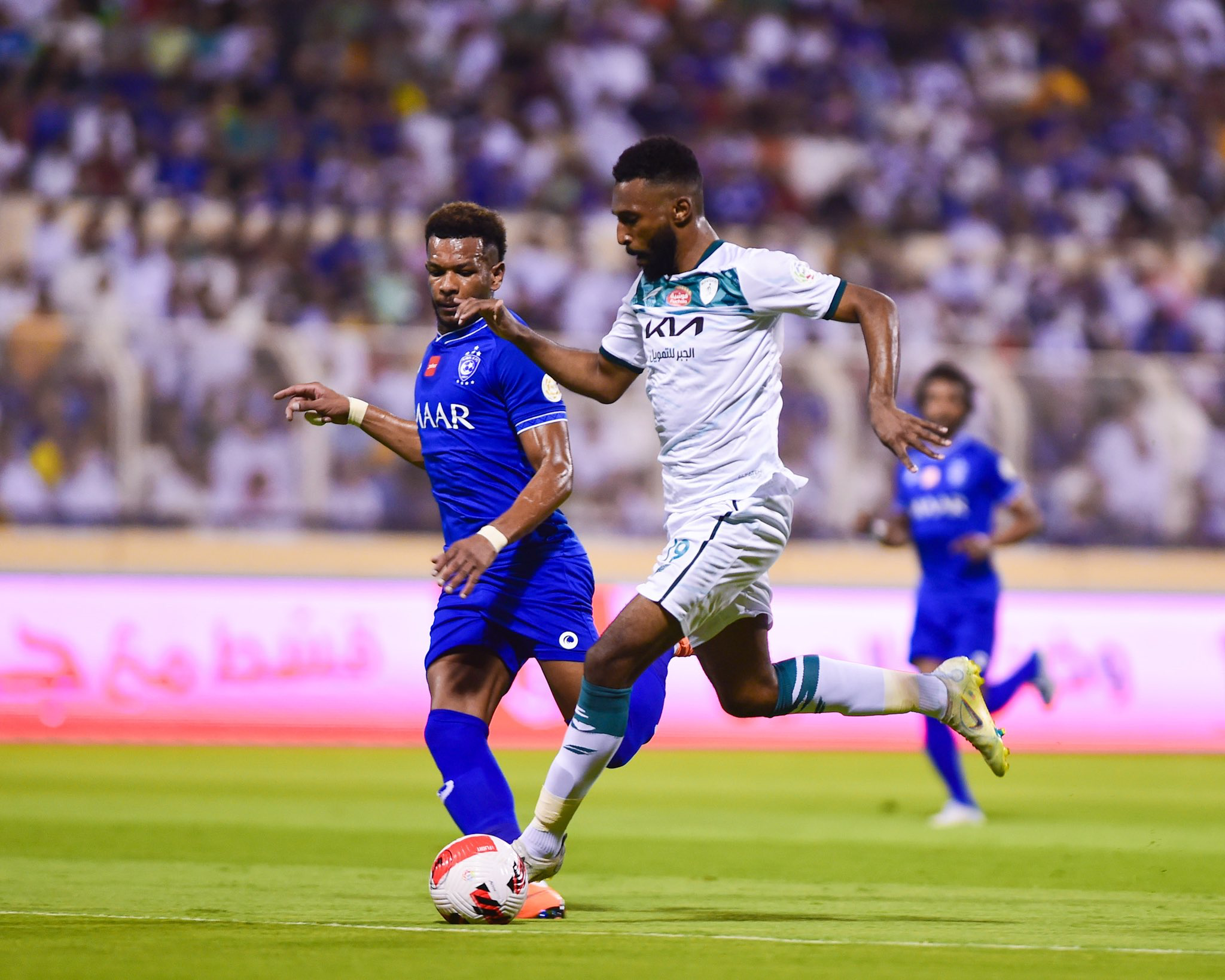 قمتان في الدوري السعودي.. الهلال والاتحاد في ضيافة الفتح والشباب