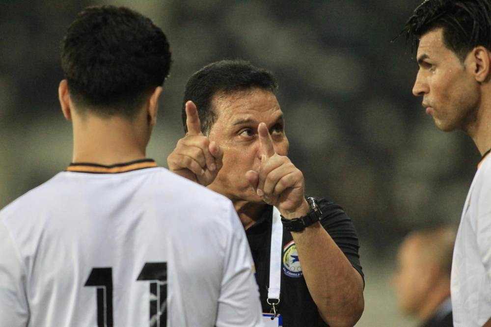 10-حسام البدري يوجه 2 من لاعبي الز	وراء قبل دخولهما إلى أرض الملعب