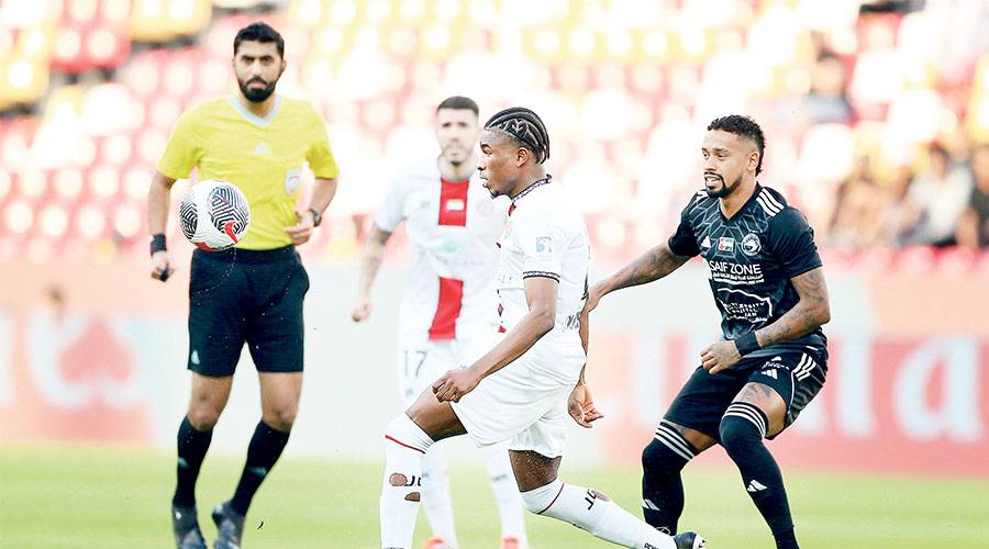  ترقب للكرة خلال لقاء الجزيرة والشارقة ( تصوير: محمد السماني) 