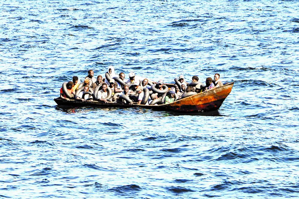 مهاجرون من أصل أفريقي يحاولون الفرار إلى أوروبا حيث يستعد حرس السواحل التونسيون نقلهم على متن سفينتهم ( اف ب)