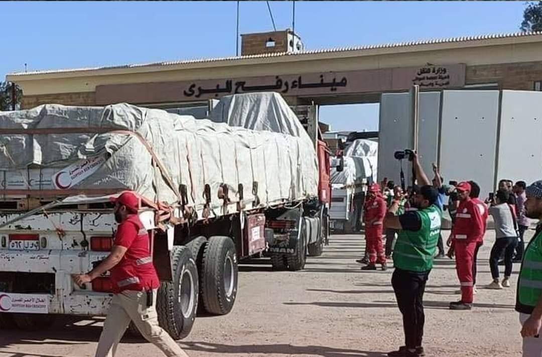 50 شاحنة إنسانية تستعد لدخول غزة من معبر رفح