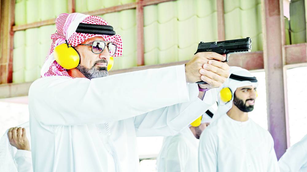 عمار النعيمي يرمي بالمسدس في نادي مصفوت للرماية والفروسية