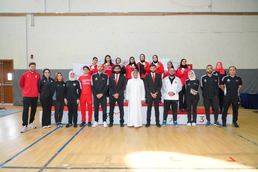 سالم القاسمي يتوسط البطلات والمدربين والحكام 