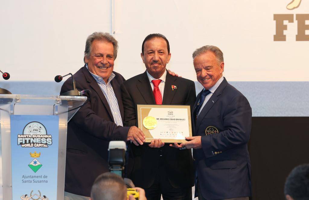 

ابن ماجد يتسلم الوسام الذهبي من رئيس الاتحاد الدولي