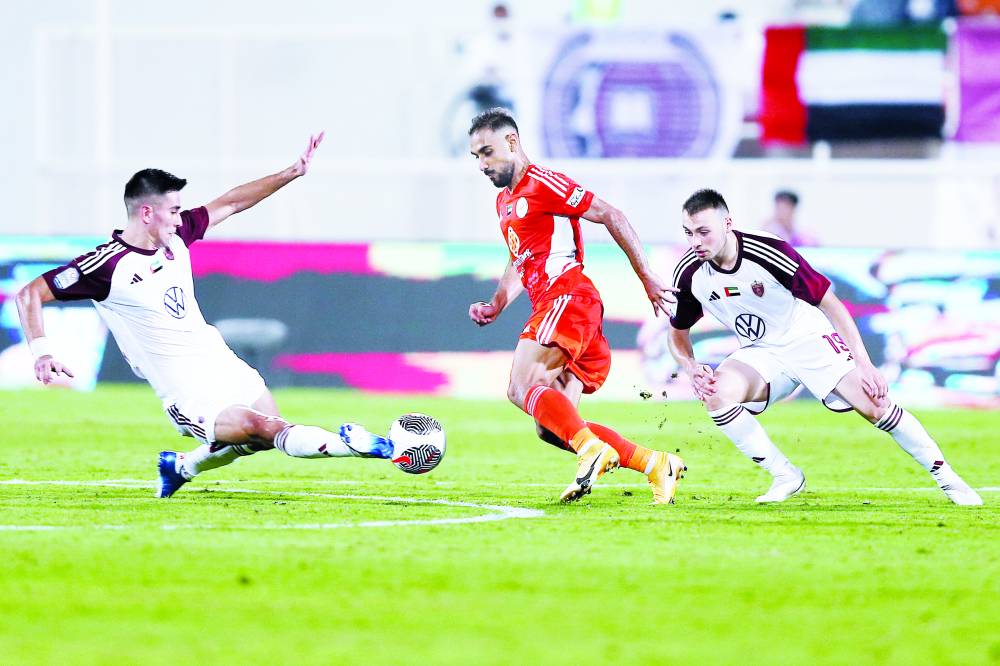 بينمتا يتصدى لعلي مدن( تصوير يوسف الأمير)