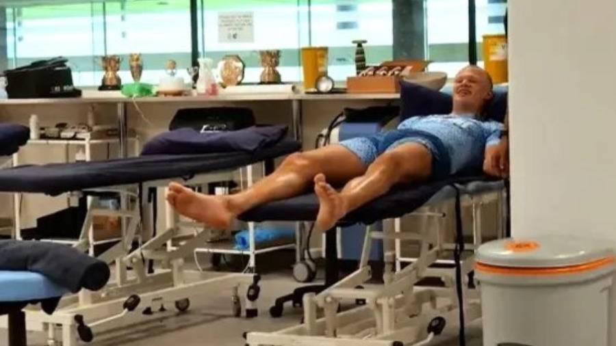 مانشستر سيتي يخصص سريراً ضخماً لتدليك هالاند