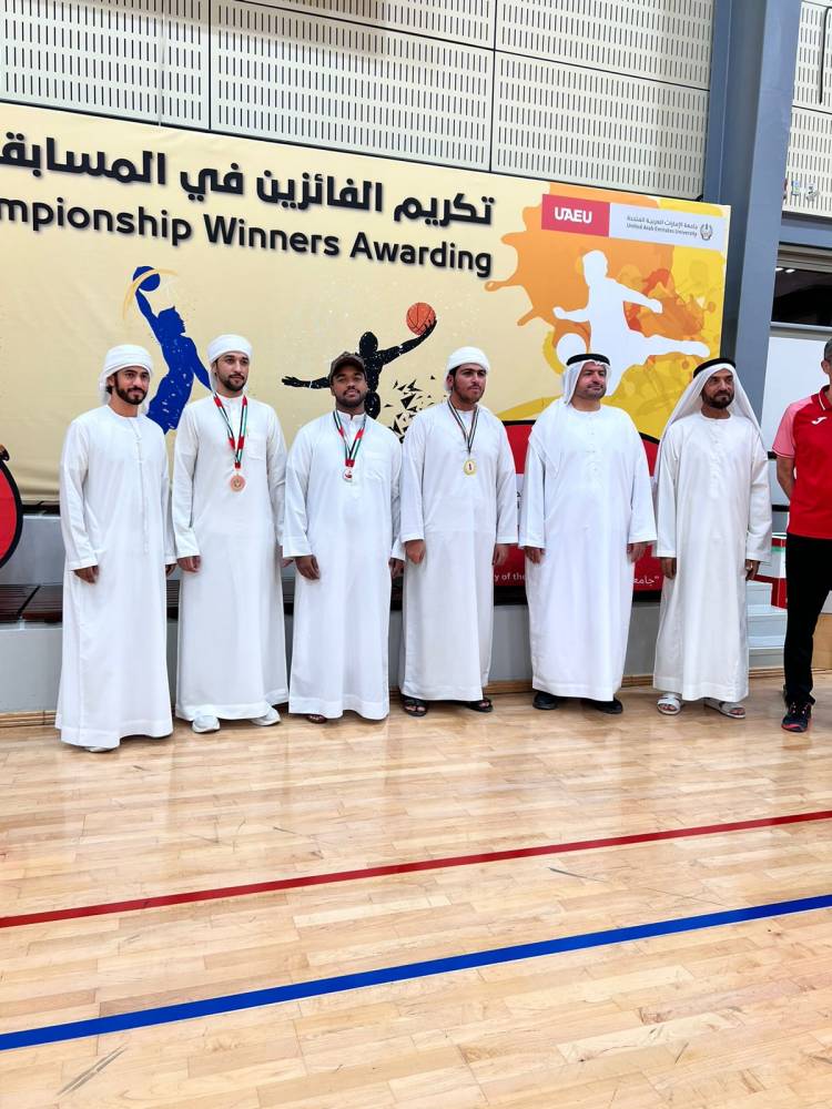 من تتويج الفائزين في بطولة جامعة الإمارات للشطرنج