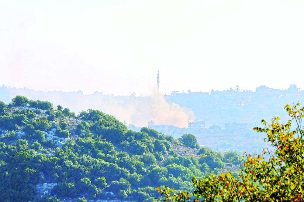  دخان من جراء سقوط قذيفة إسرائيلية على مشارف قرية الضيرة اللبنانية (أ ف ب) 