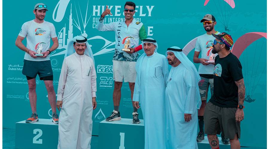  عمر القاسمي ويوسف الحمادي يتوسطان الفائزين 