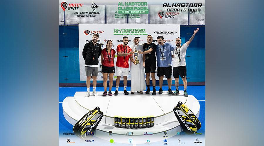  حبتور الحبتور يتوسط فريق أرينا بادل البطل 