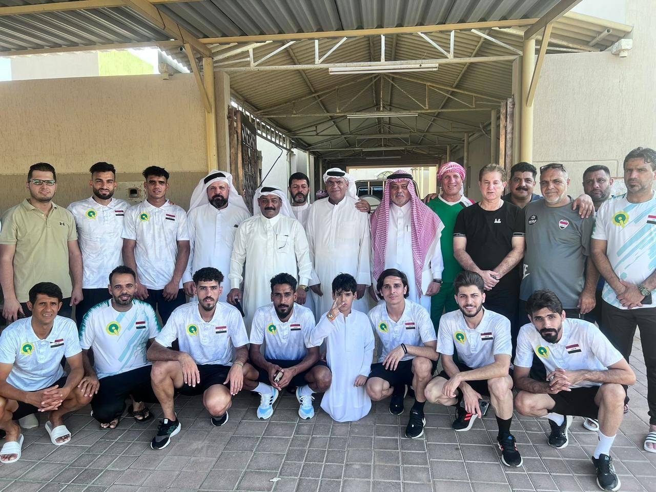مطر المسافري يتوسط بعثة المنتخب العراقي