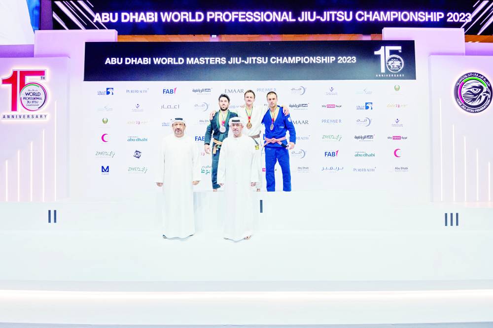 الحميري والظاهري خلال تتويج إحدى الفئات