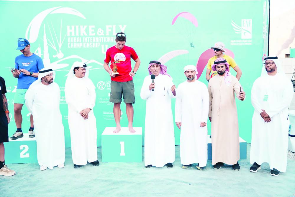 عمر القاسمي يتوسط الفائزين