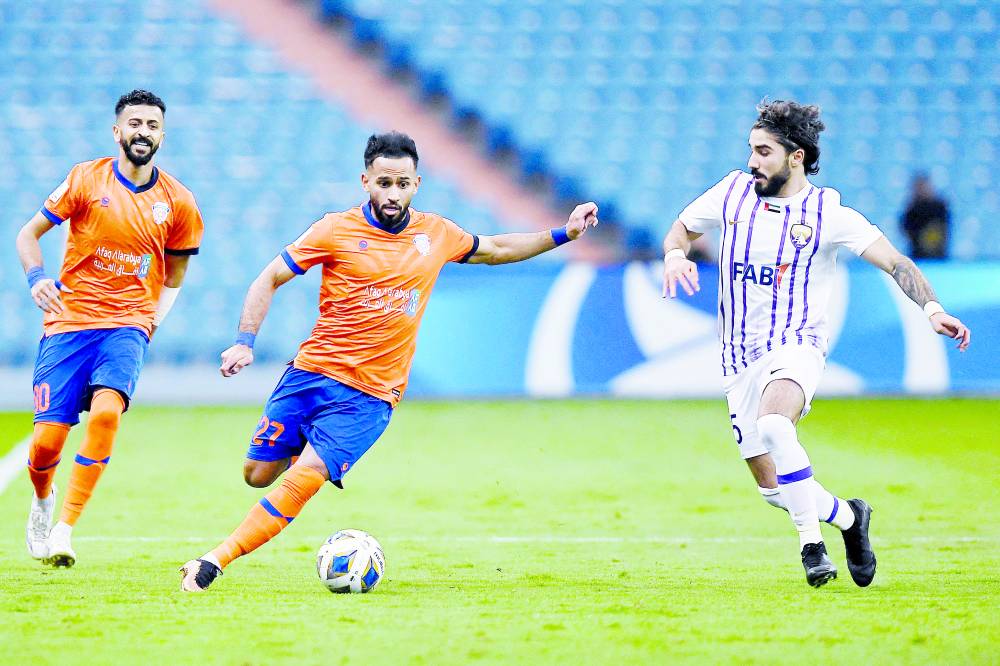 إيريك يحاول الوصول للكرة قبل لاعب الفيحاء