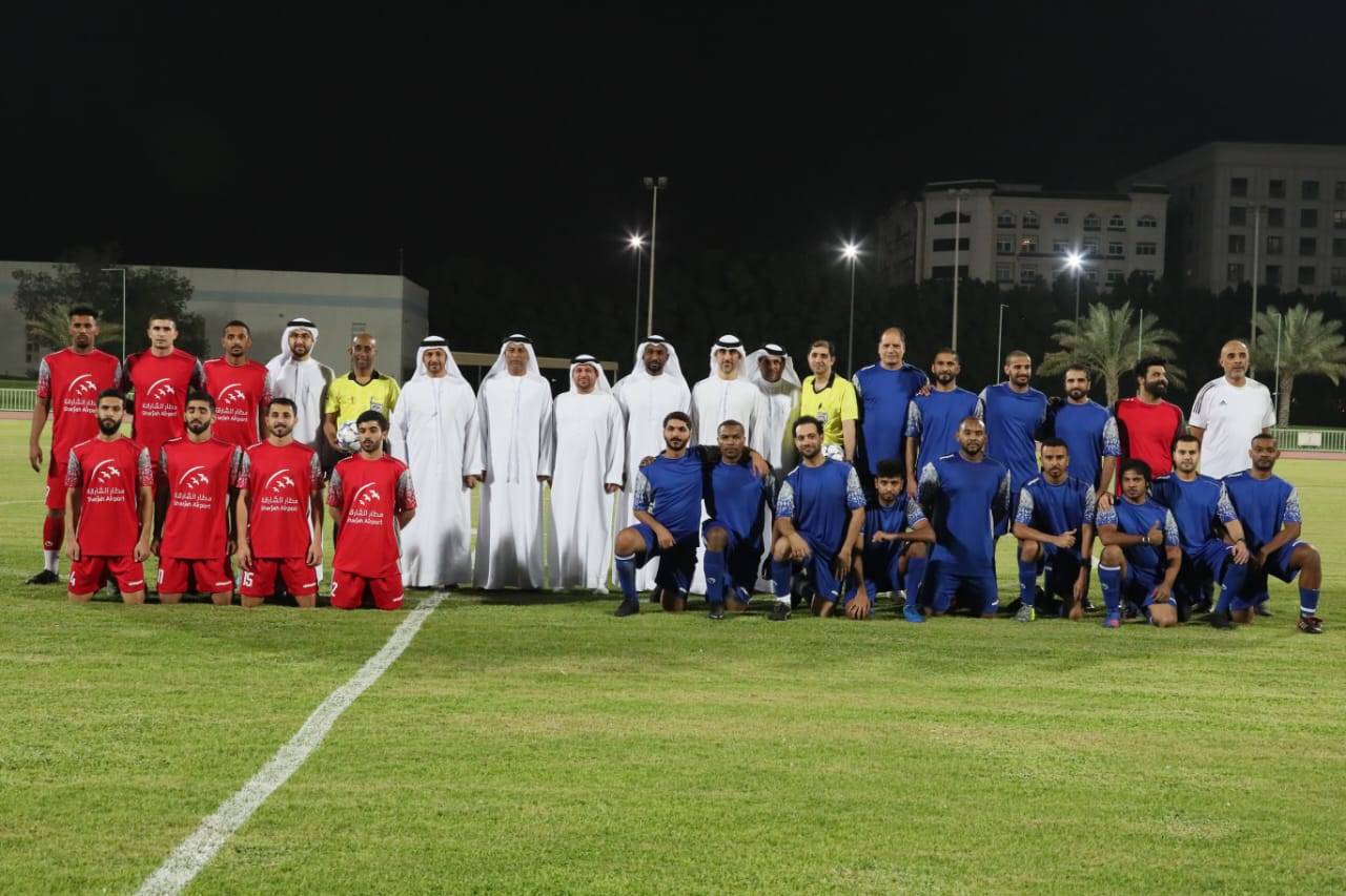 بن خادم والعبار والهولي وابن عاشور يتوسطون اللاعبين